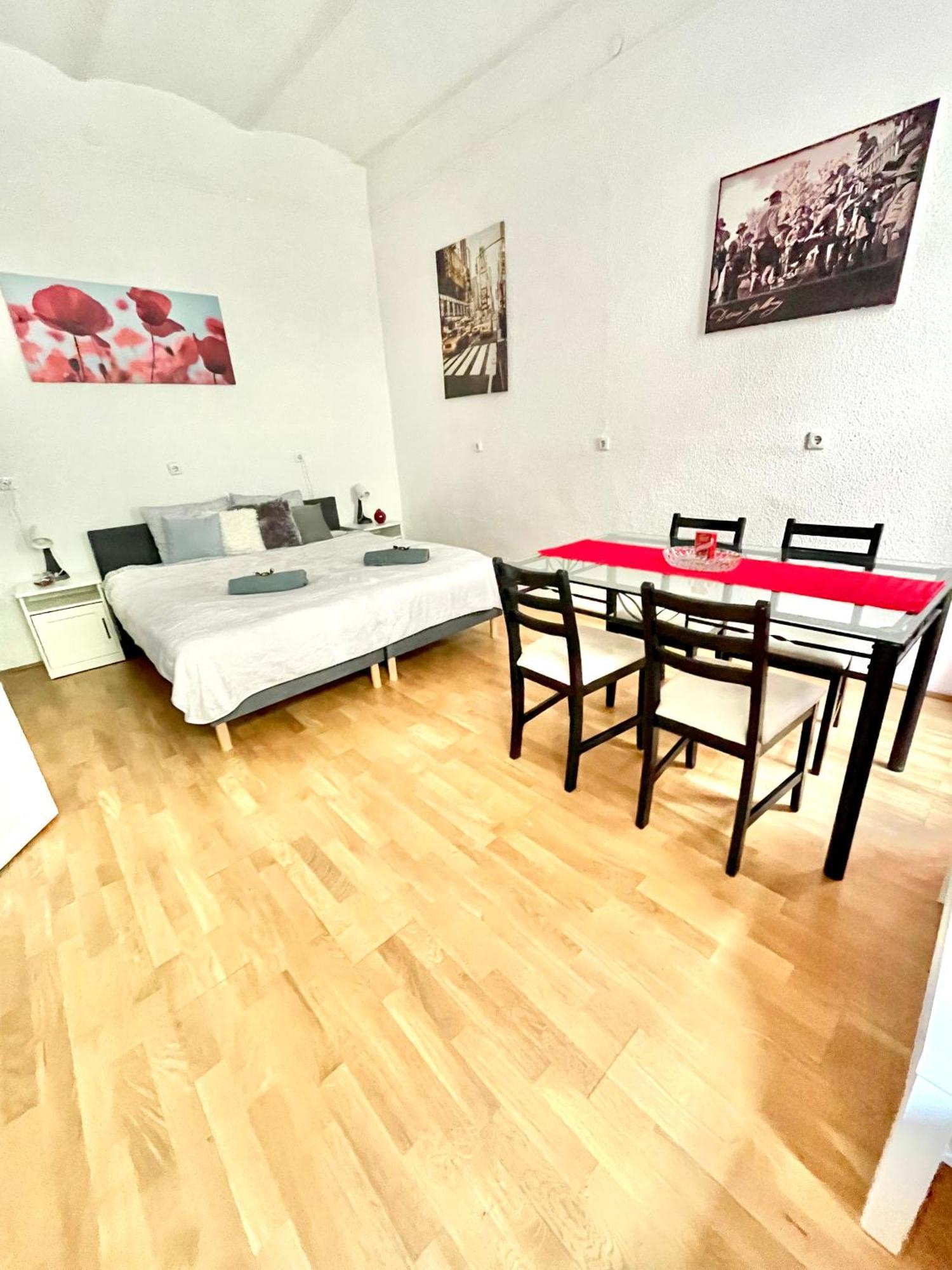 Sweet Warm With Big Bed Near New York Cafe Free Coffee Budapesta