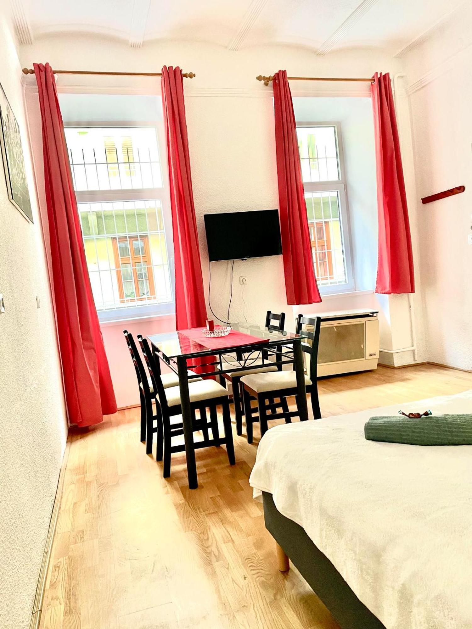 Sweet Warm With Big Bed Near New York Cafe Free Coffee *